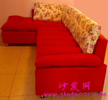 新房布置不再苦恼 红色布艺沙发给你喜庆温馨气息